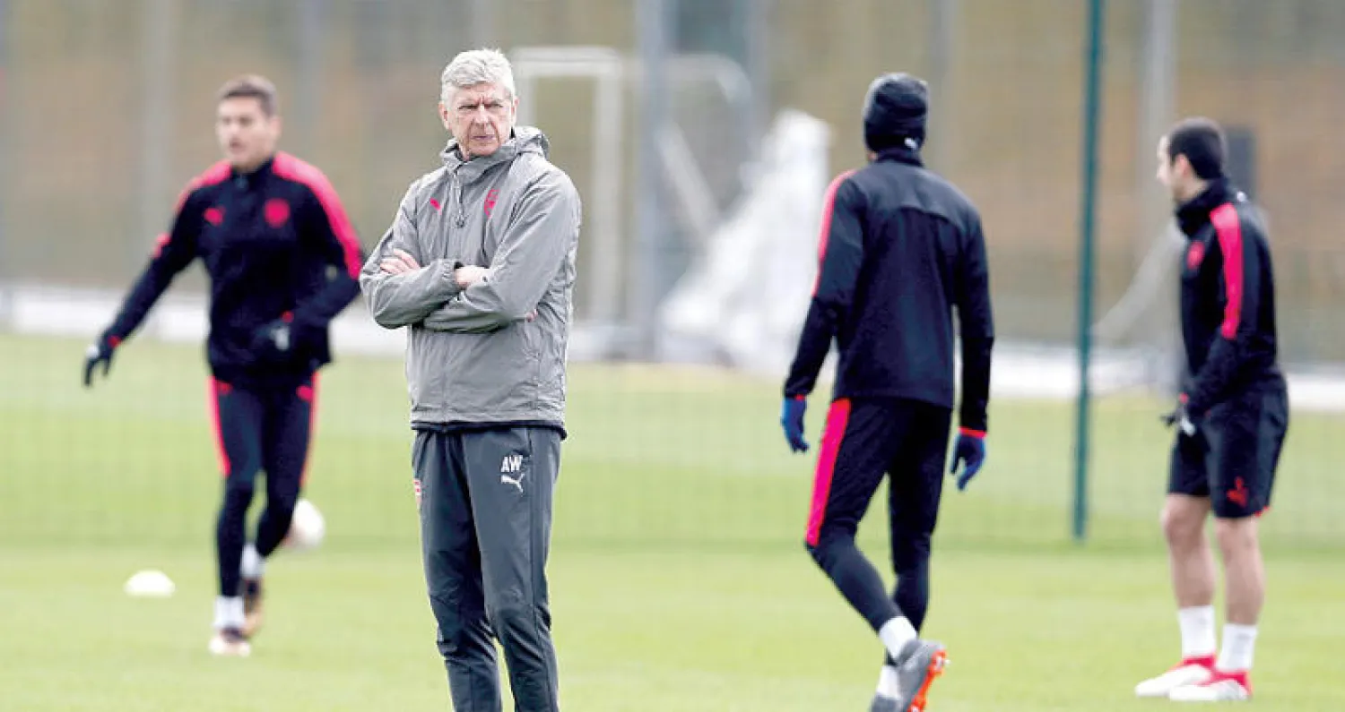 لاعبو آرسنال في التدريبات أمس استعدادا للمواجهة المصيرية أمام ميلان (رويترز)