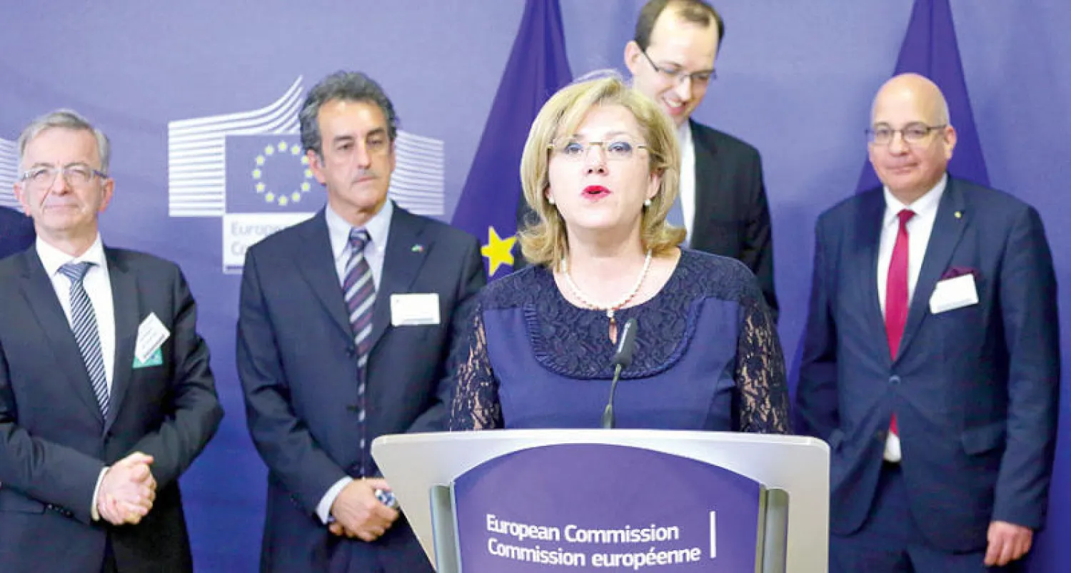 مؤتمر صحافي بالمفوضية الأوروبية في بروكسل أمس وسط توترات حول الرسوم الضريبية الأميركية (أ ف ب)