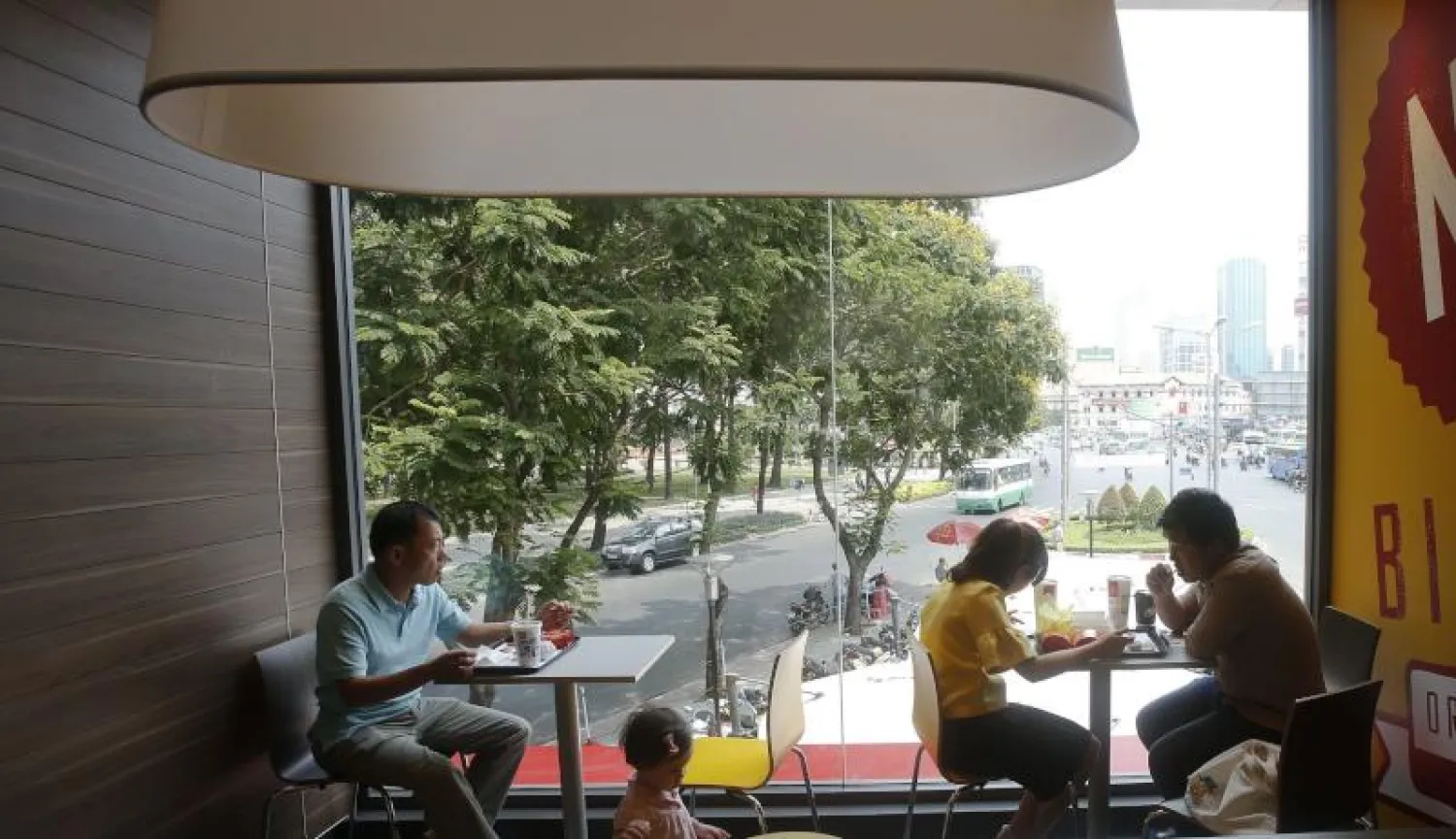 مطعم للوجبات السريعة في فيتنام (رويترز)