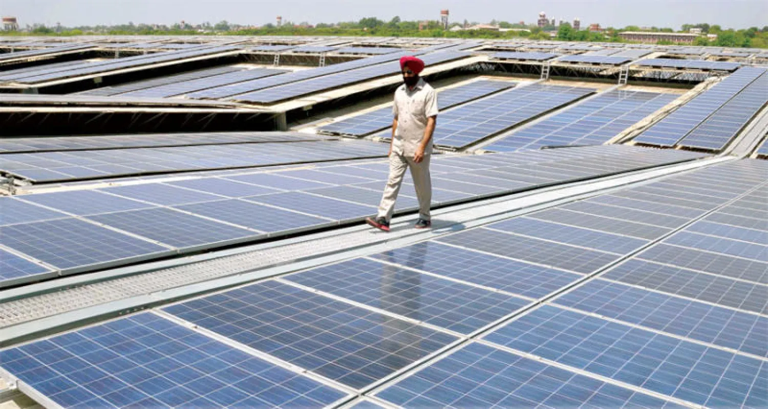 صورة أرشيفية في محطة لتوليد الطاقة النظيفة في الهند ويحضر الرئيس الفرنسي مع رئيس وزراء الهند قمة حول الطاقة الشمسية ومحاربة التغيير المناخي (أ.ف.ب)