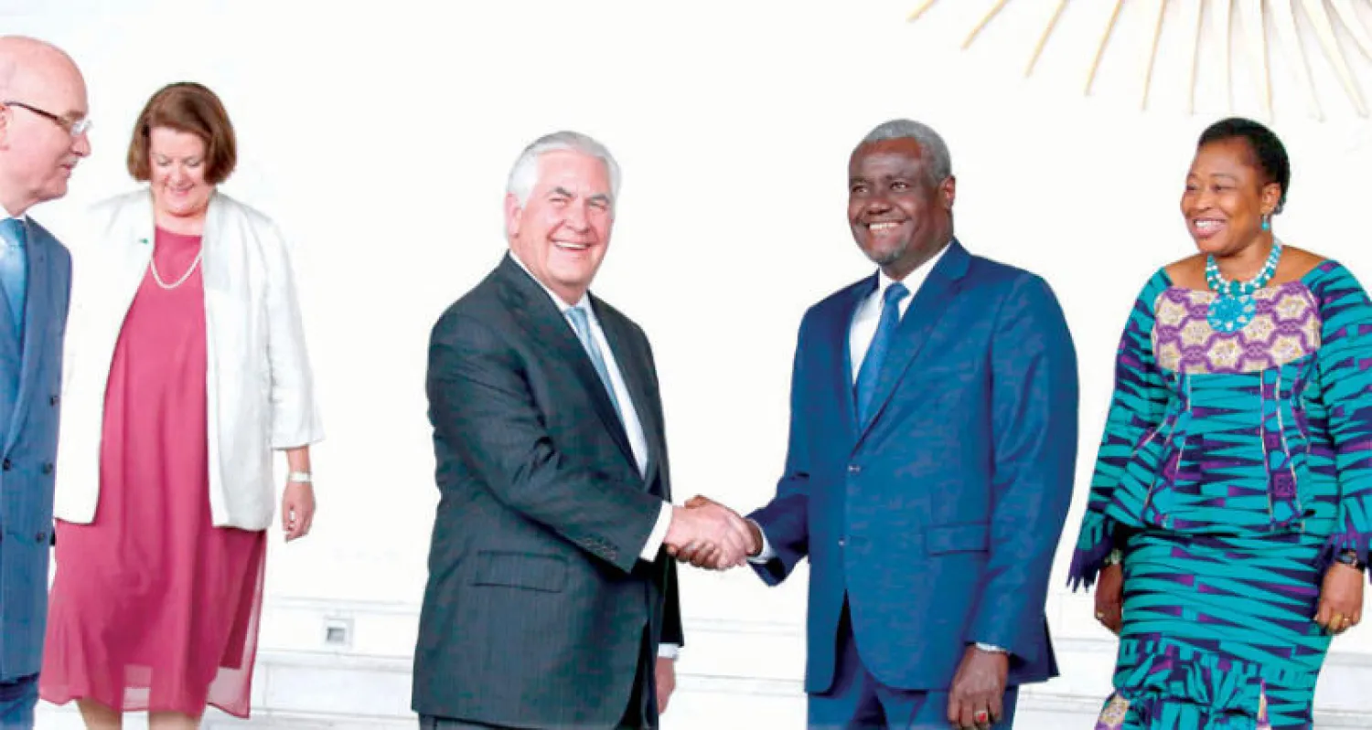 وزير الخارجية الأميركي ريكس تيلرسون مع موسى فقيه رئيس مفوضية الاتحاد الأفريقي في أديس أبابا أمس (أ.ف.ب)