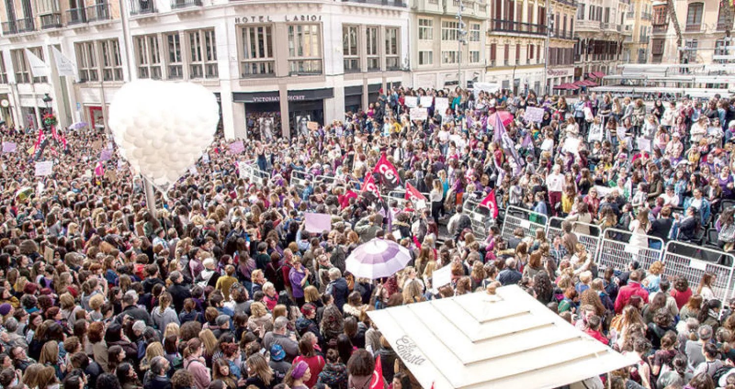 المظاهرة النسائية في مدينة ملقا الإسبانية تحت شعار {إذا توقفنا توقف العالم} (إ.ب.أ)