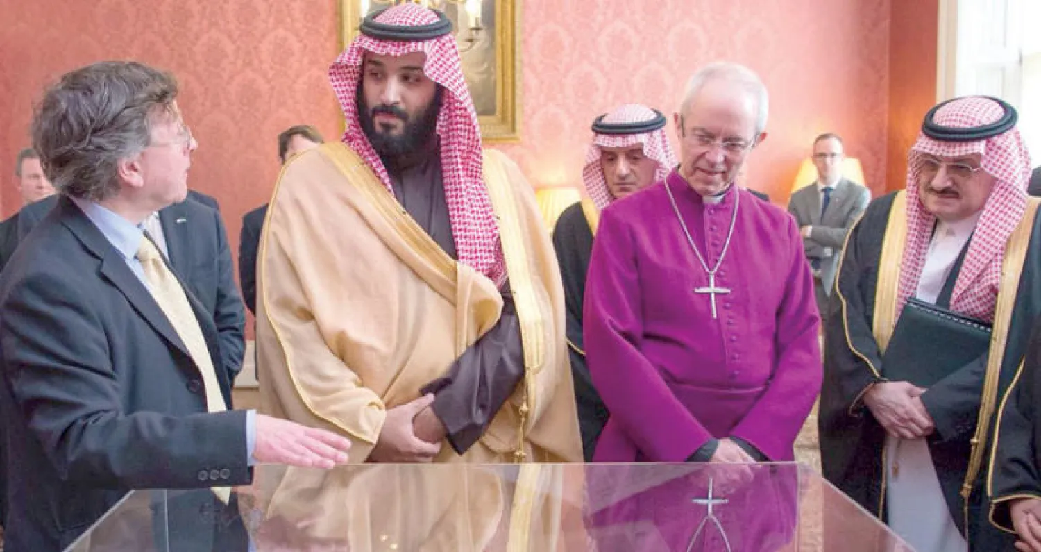 ولي العهد السعودي وكبير أساقفة كانتربيري ينظران إلى أقدم مخطوطة قرآنية في قصر لامبث بلندن أمس (واس)