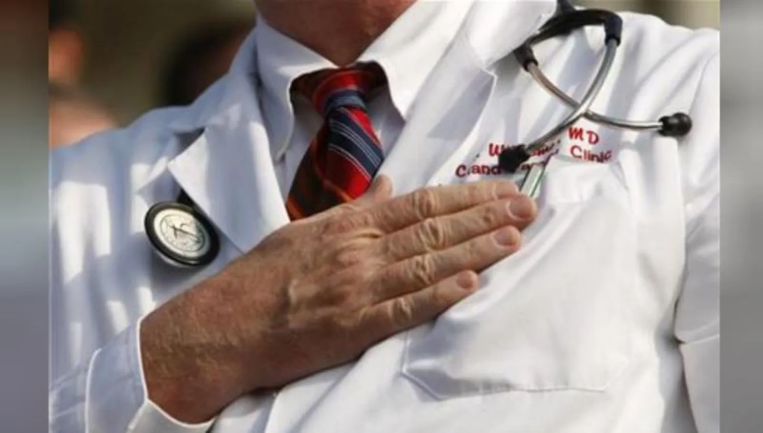 قال الأطباء إن ضميرهم لا يقبل أن تزيد أجورهم في حين أن رواتب طاقم التمريض لا توجد زيادة بها (رويترز)