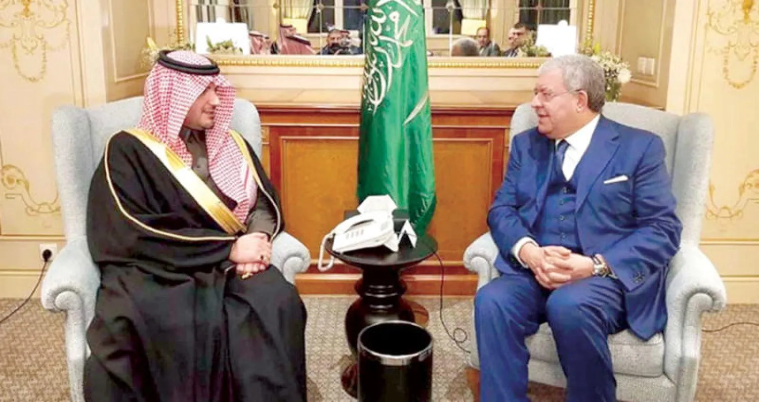المشنوق خلال لقائه وزير الداخلية السعودي الأمير عبد العزيز بن سعود بن نايف في الجزائر («الشرق الأوسط»)