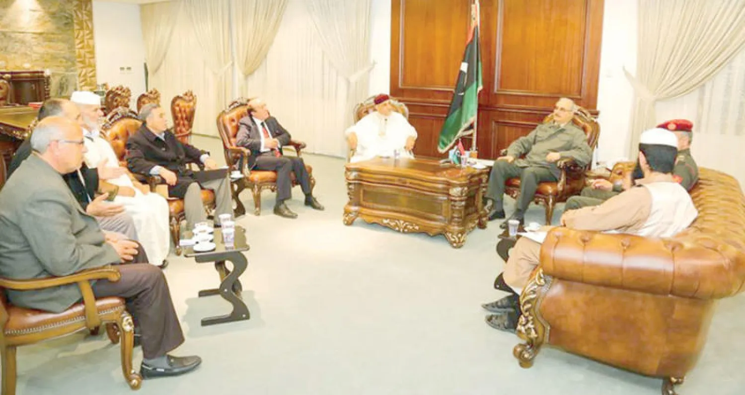 حفتر خلال استقباله وفدا من قبائل الرجبان بالجبل الغربي («الشرق الأوسط»)