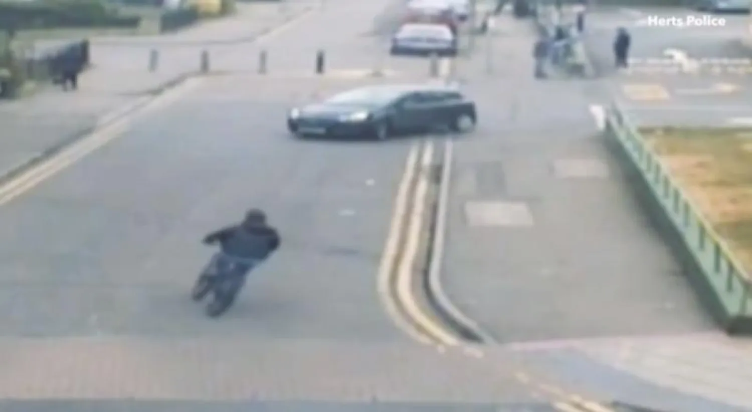 لقطة من الفيديو تظهر شاب على دراجة يقترب من سيارة خلال تنفيذه للتحدي (إنستغرام)