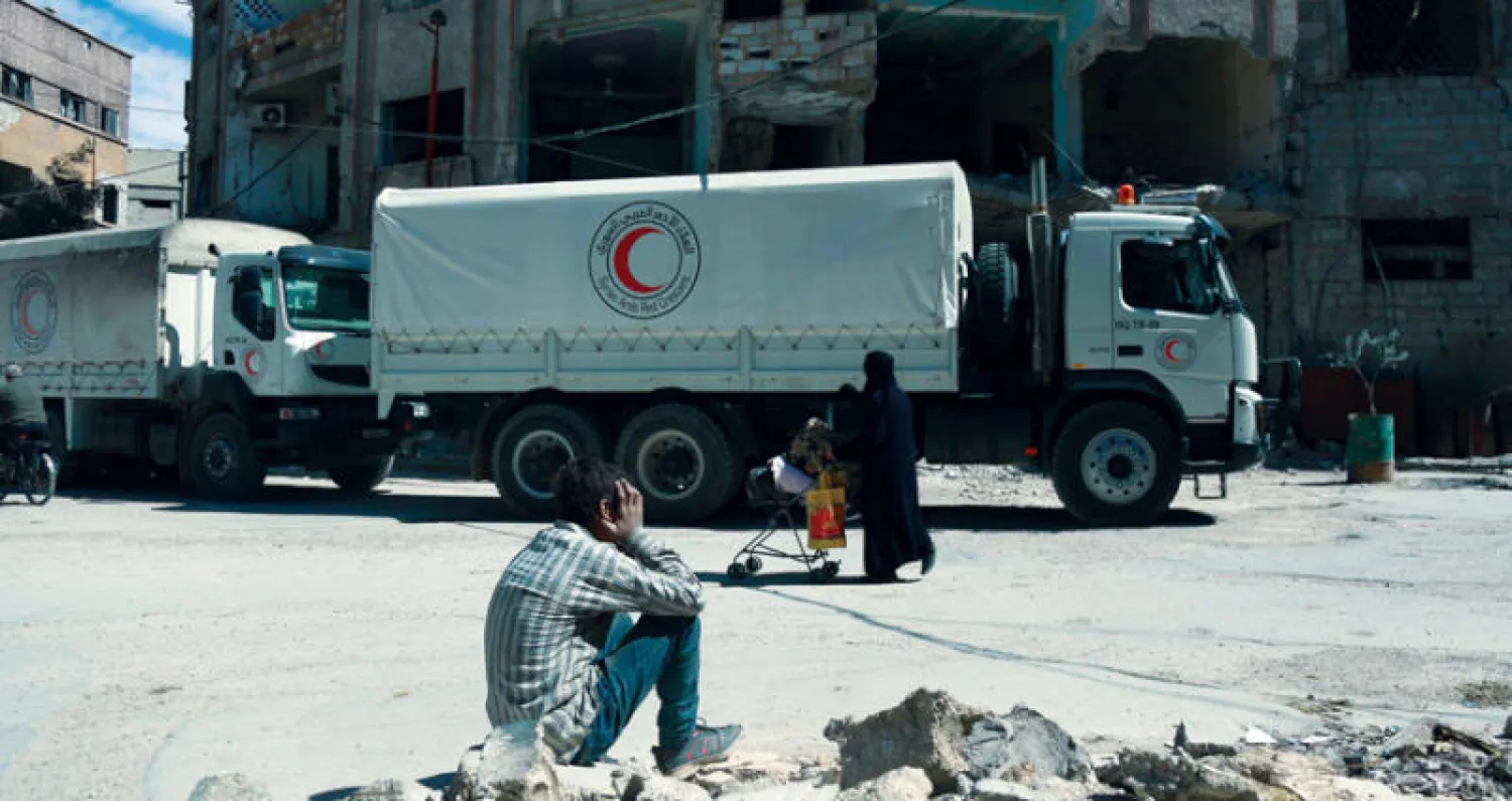 شاحنة من قافلة المساعدات الإنسانية في دوما في غوطة دمشق أمس (أ.ف.ب)