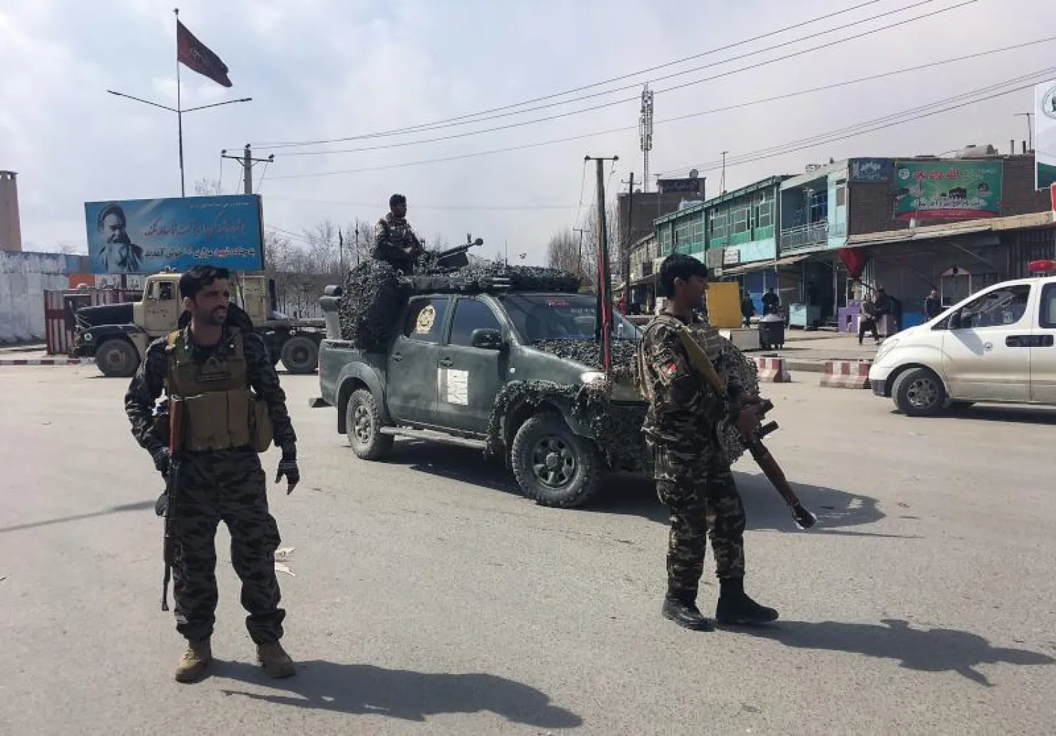 قوات الأمن الأفغانية تنتشر في موقع الانفجار (أ.ف.ب)