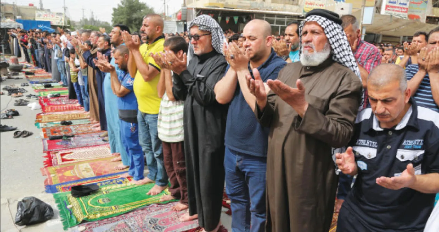 يصلون الجمعة في مدينة الصدر ببغداد (أ.ب)