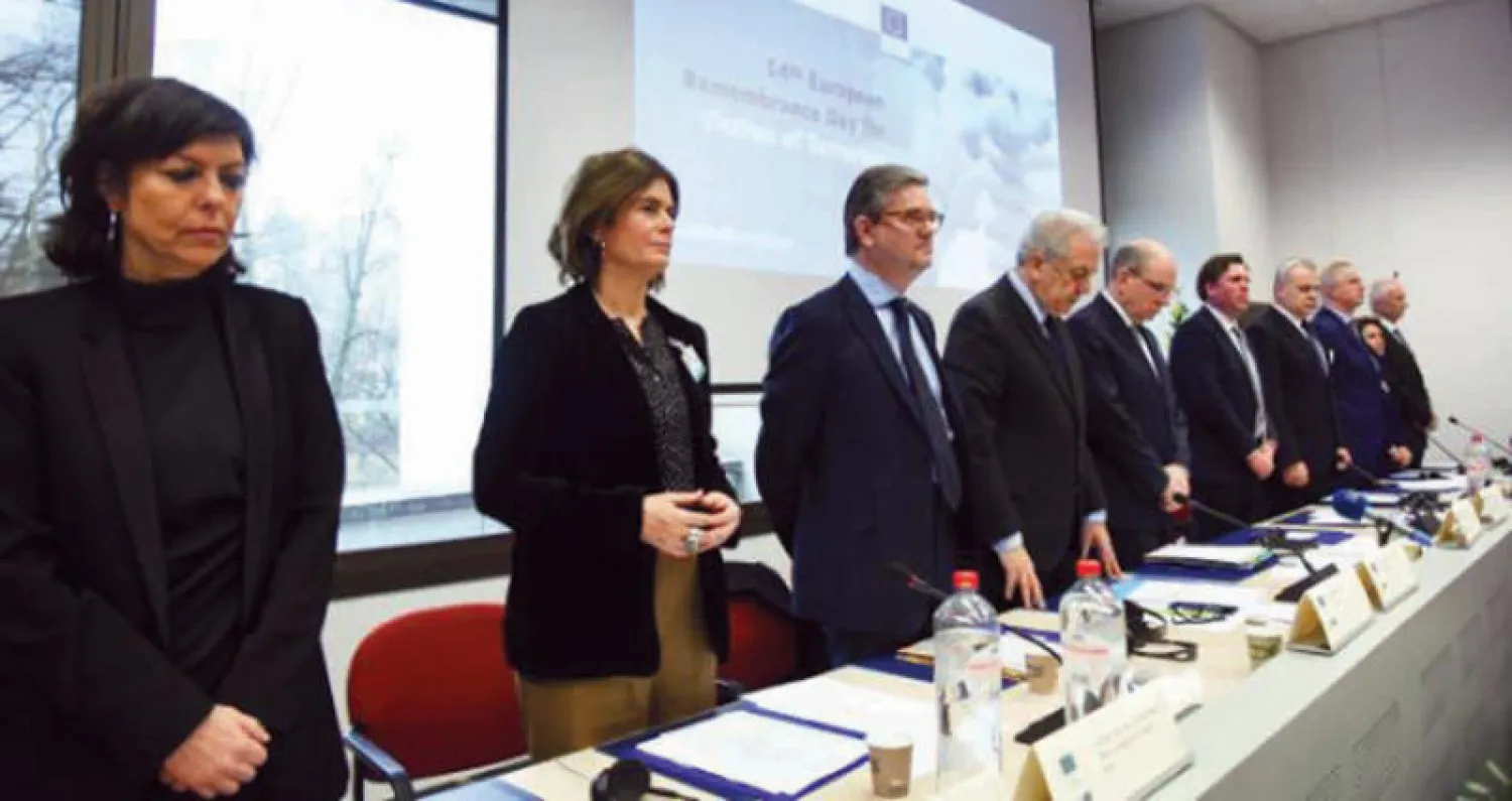 صورة لكبار المسؤولين الأوروبيين أثناء الوقوف دقيقة صمت في ذكرى ضحايا الإرهاب ببروكسل أمس (نشرتها المفوضية الأوروبية)