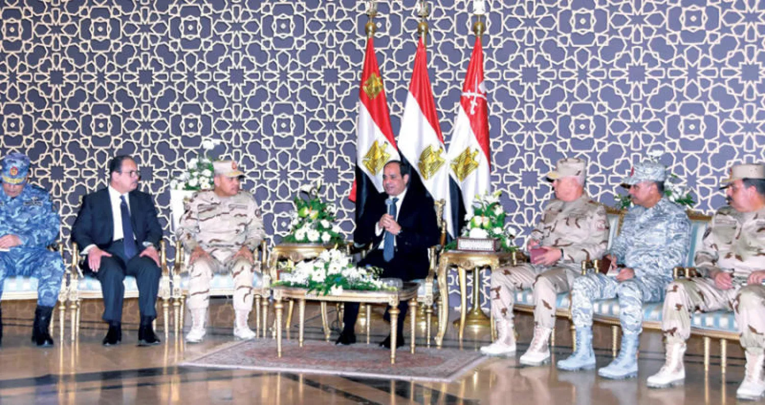 السيسي خلال اجتماعه بقيادات الجيش والشرطة أمس («الشرق الأوسط»)