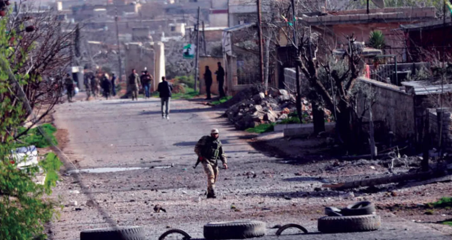 مقاتلون من المعارضة السورية في ريف عفرين أمس (رويترز)