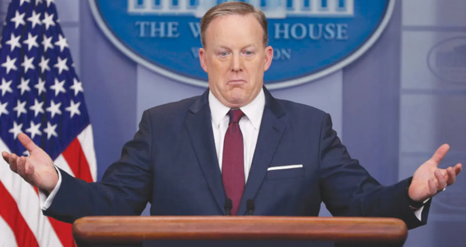 شون سبايسر خلال تقديم إيجاز للصحافيين في البيت الأبيض في مارس (آذار) 2017 (أ.ب)