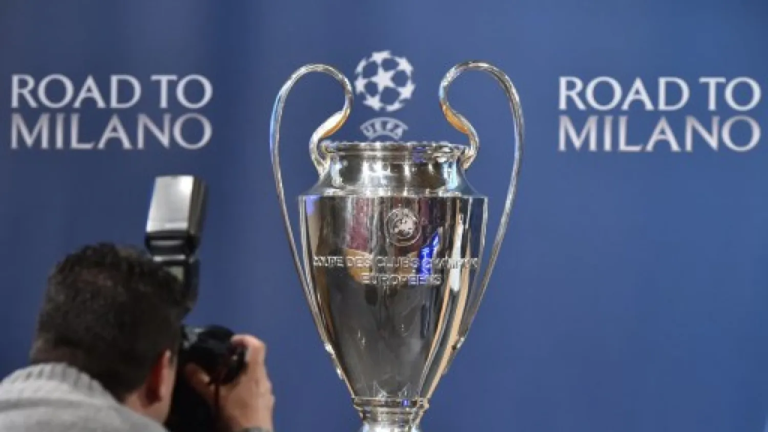 Barcelona's Xavi Hernandez raises the "La Liga " trophy after their Spanish first division soccer match against Deportivo de la Coruna at Camp Nou stadium in Barcelona, Spain, May 23, 2015. Reuters