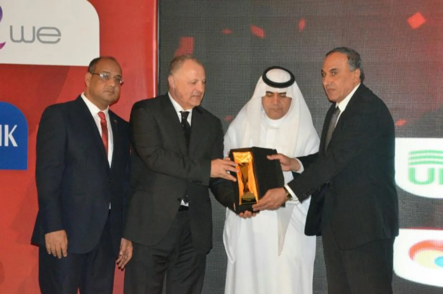 رجاء الله السلمي يتسلم الجائزة بالنيابة عن تركي آل الشيخ («الشرق الأوسط»)