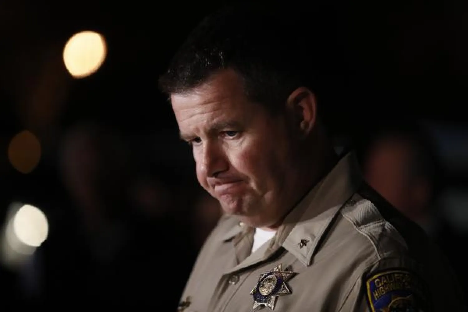 قائد دورية الطرق السريعة بكاليفورنيا في المؤتمر الصحافي. (ا.ف.ب)