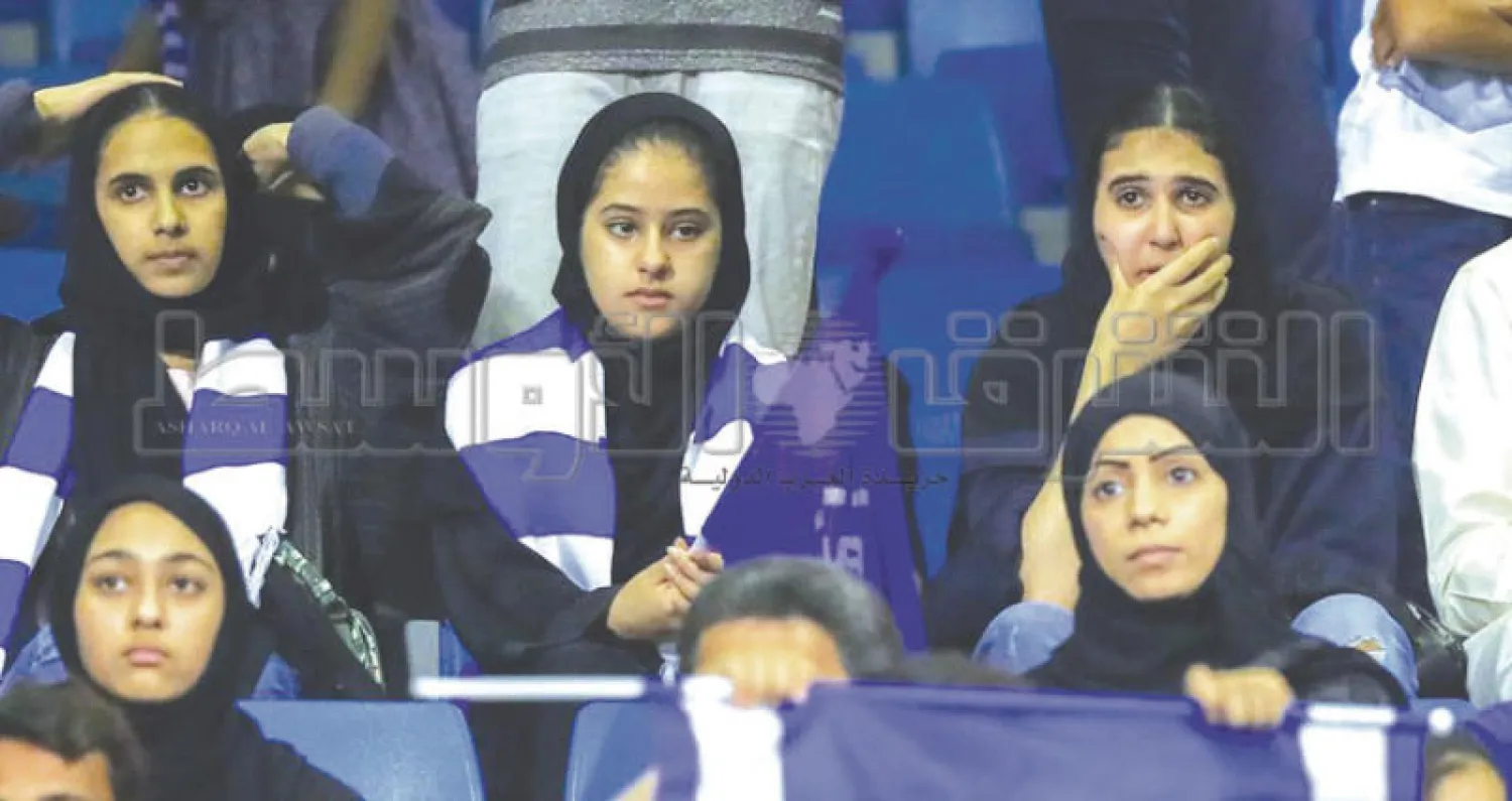 مشجعات هلاليات ويبدو التأثر واضحاً عليهن بعد الخسارة من الاتفاق (تصوير: عيسى الدبيسي)