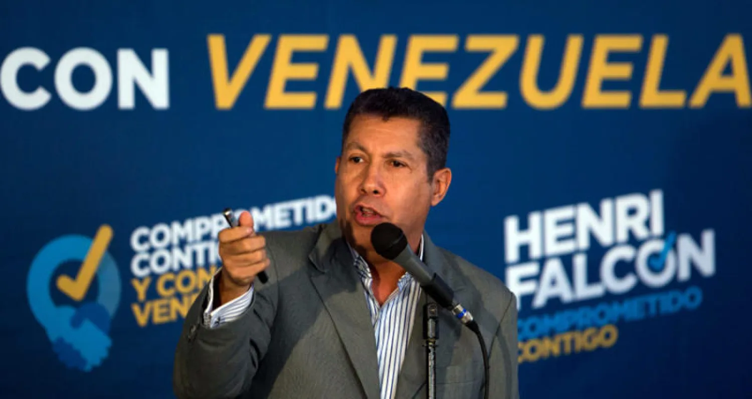 هنري فالكون المرشح المعارض الفنزويلي أثناء مؤتمر له مطالباً بمراقبة دولية على الانتخابات المقبلة (إ.ب.أ)