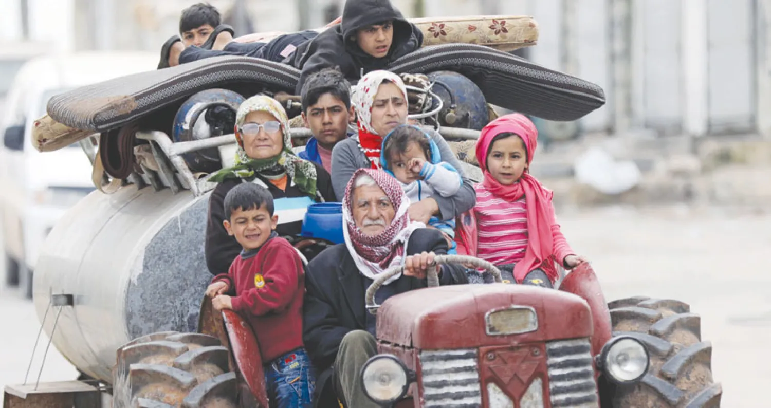 نازحون من ريف عفرين بسبب المعارك أمس (رويترز)