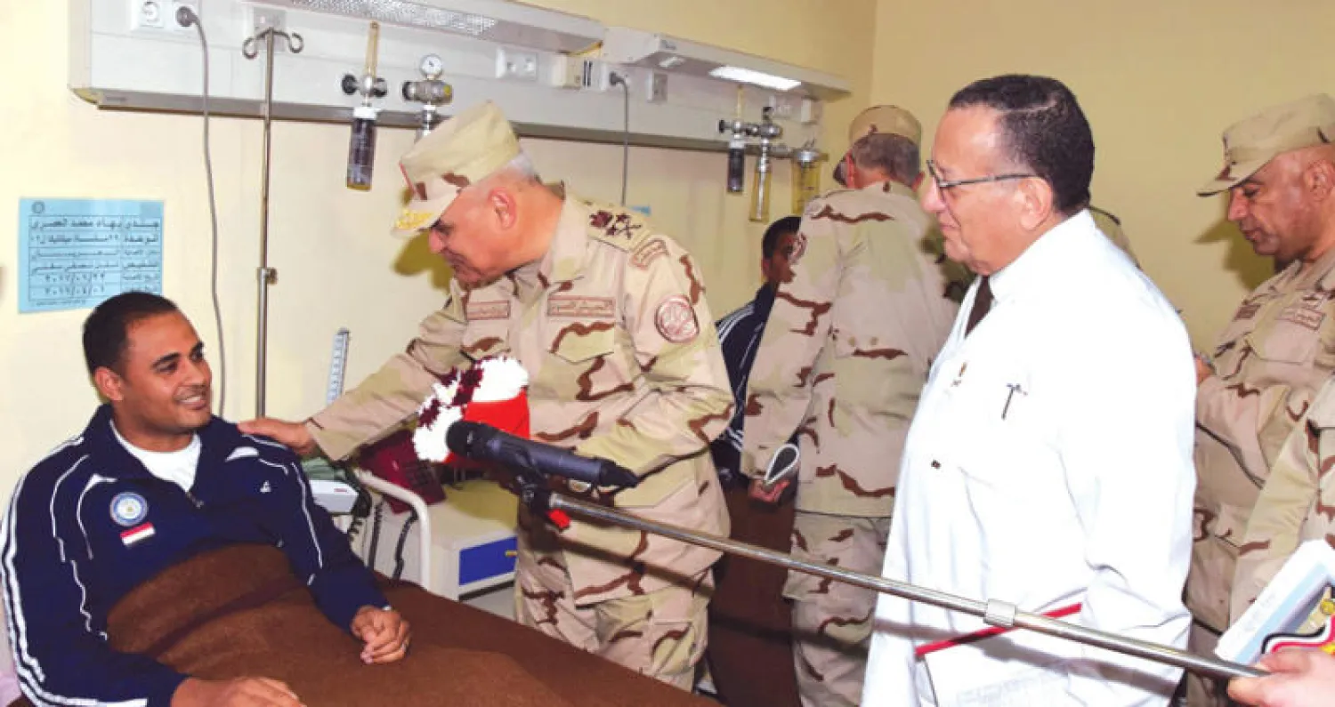 وزير الدفاع المصري في زيارة لأحد مصابي عملية سيناء أمس (من صفحة المتحدث العسكري)