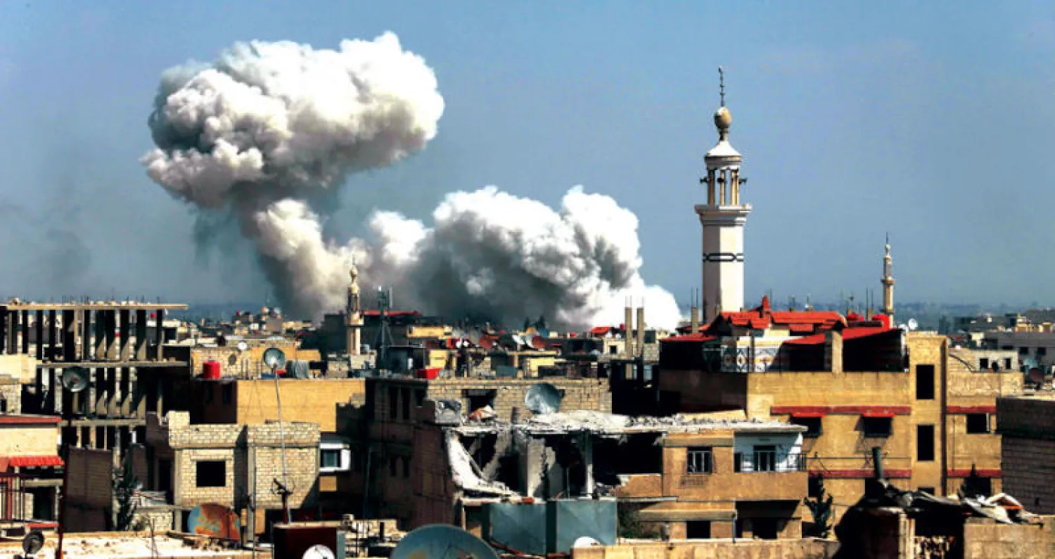 غارات الطيران الحربي للنظام على كفر بطنا بالغوطة الشرقية لدمشق أمس (أ.ف.ب)