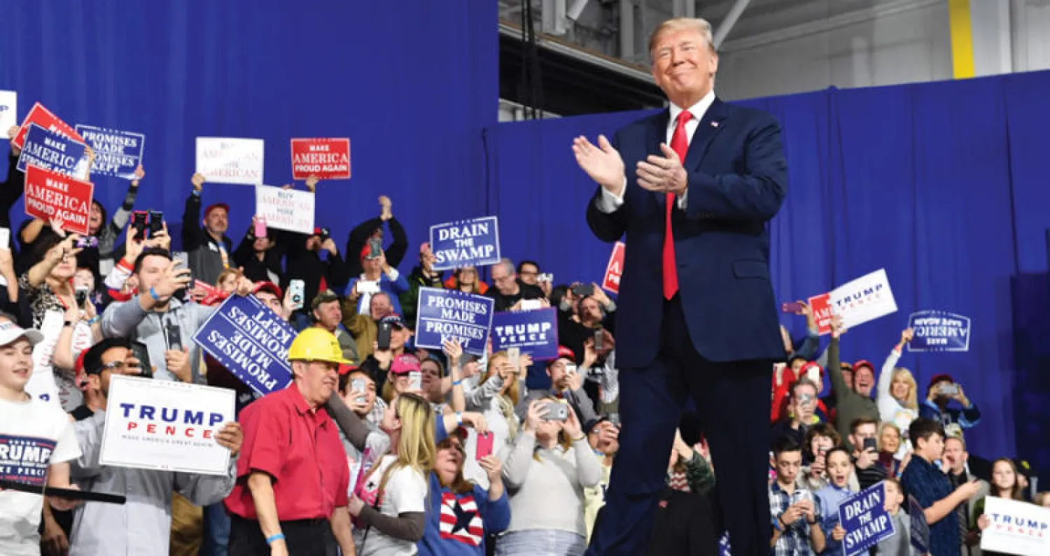 ترمب يحيّي أنصاره في تجمع ببنسيلفانيا مساء السبت (أ.ف.ب)