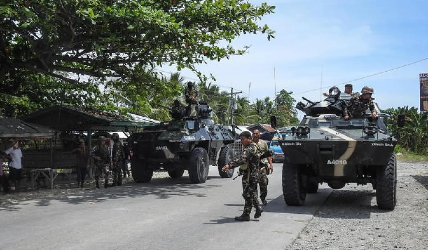 جنود فلبينيون يضعون نقطة تفتيش على طريق سريع بالقرب من موقع الاشتباك بين القوات الحكومية والمسلحين (أ.ف.ب)