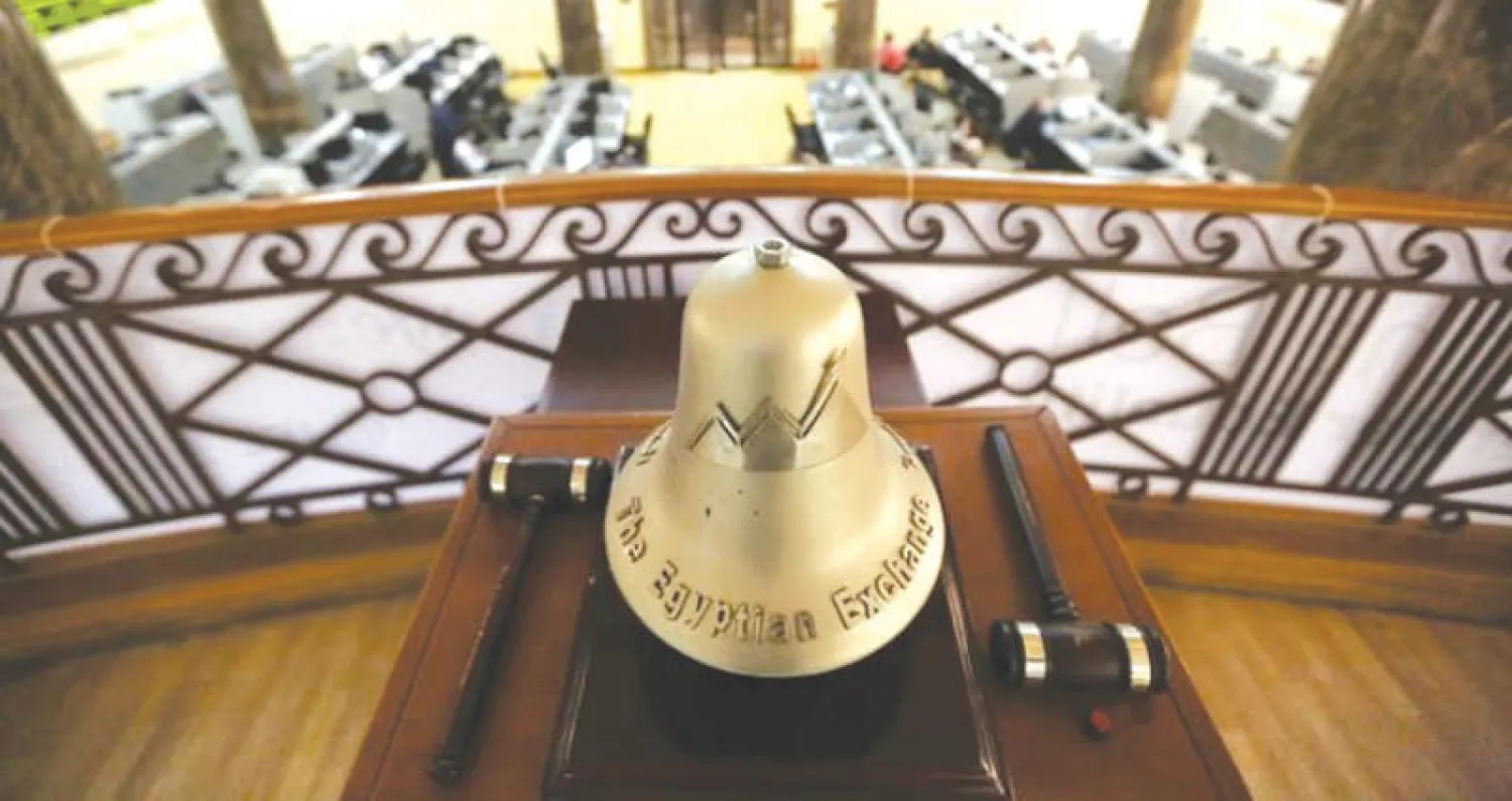 جرس فتح التعاملات وإغلاقها في بورصة القاهرة (رويترز)