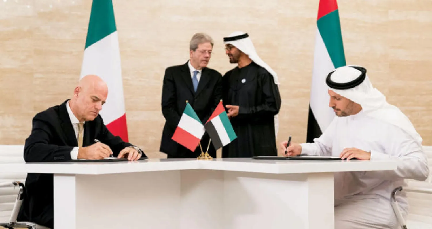 الشيخ محمد بن زايد آل نهيان وباولو جينتيلوني خلال توقيع خلدون المبارك وكلاوديو ديسكالزي الاتفاقية في أبوظبي أمس («الشرق الأوسط»)