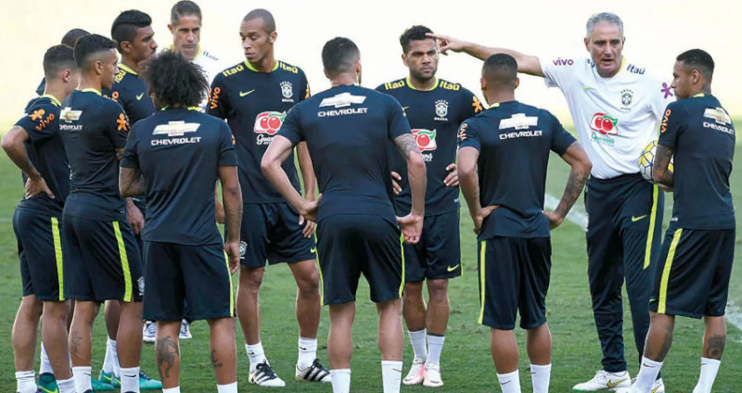 تيتي مدرب البرازيل يوجه لاعبيه خلال إحدى حصص التدريب (أ.ف.ب)