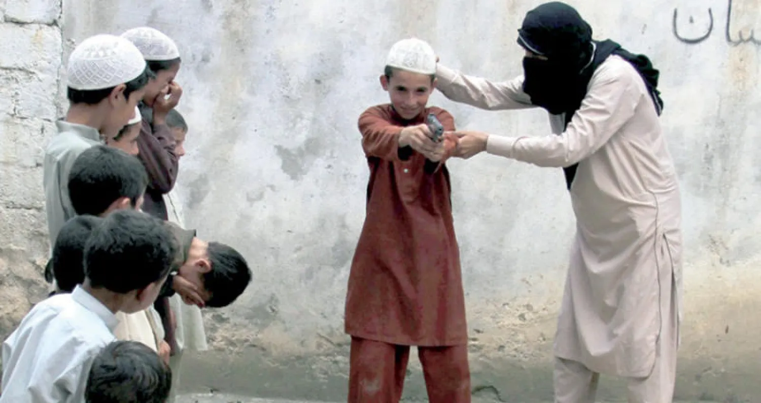 صورة من شريط دعائي لـ {داعش} لتدريب أطفال على القتل