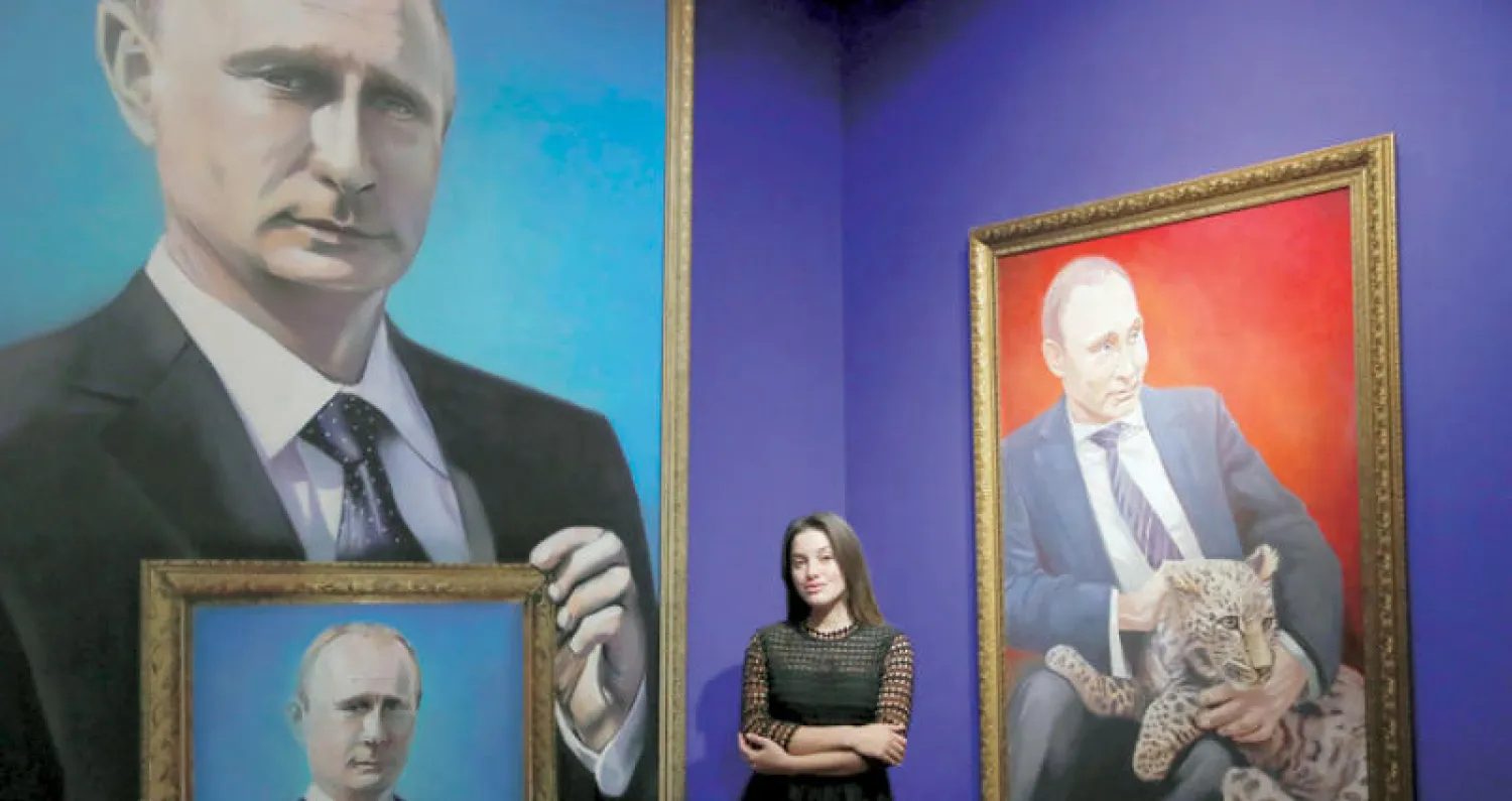 طالبة روسية نظمت في موسكو خلال يناير الماضي معرض «سوبر بوتين» دعماً لترشحه في الانتخابات الرئاسية (رويترز)