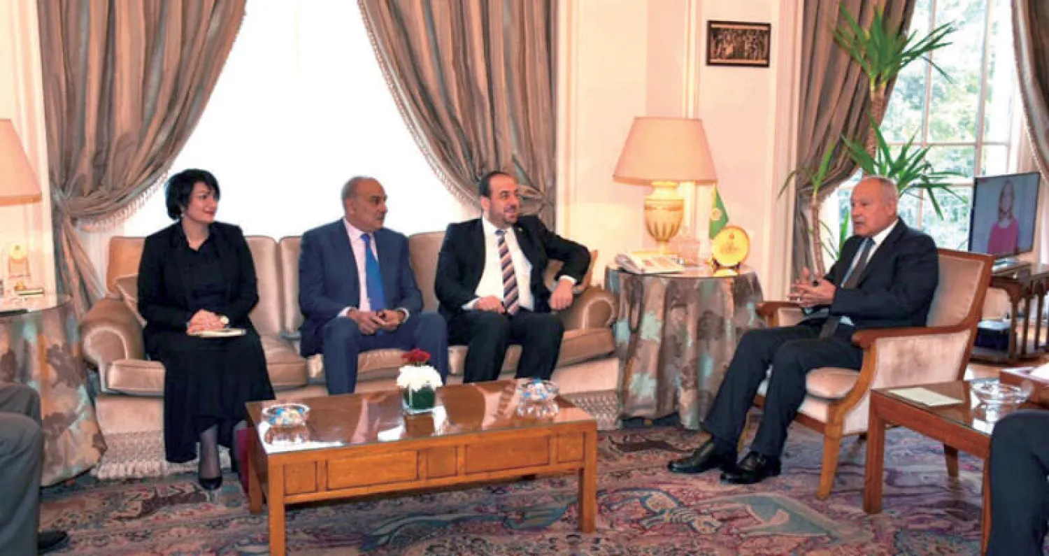 وفد هيئة التفاوض مع أمين عام جامعة الدول العربية أمس («الشرق الأوسط»)