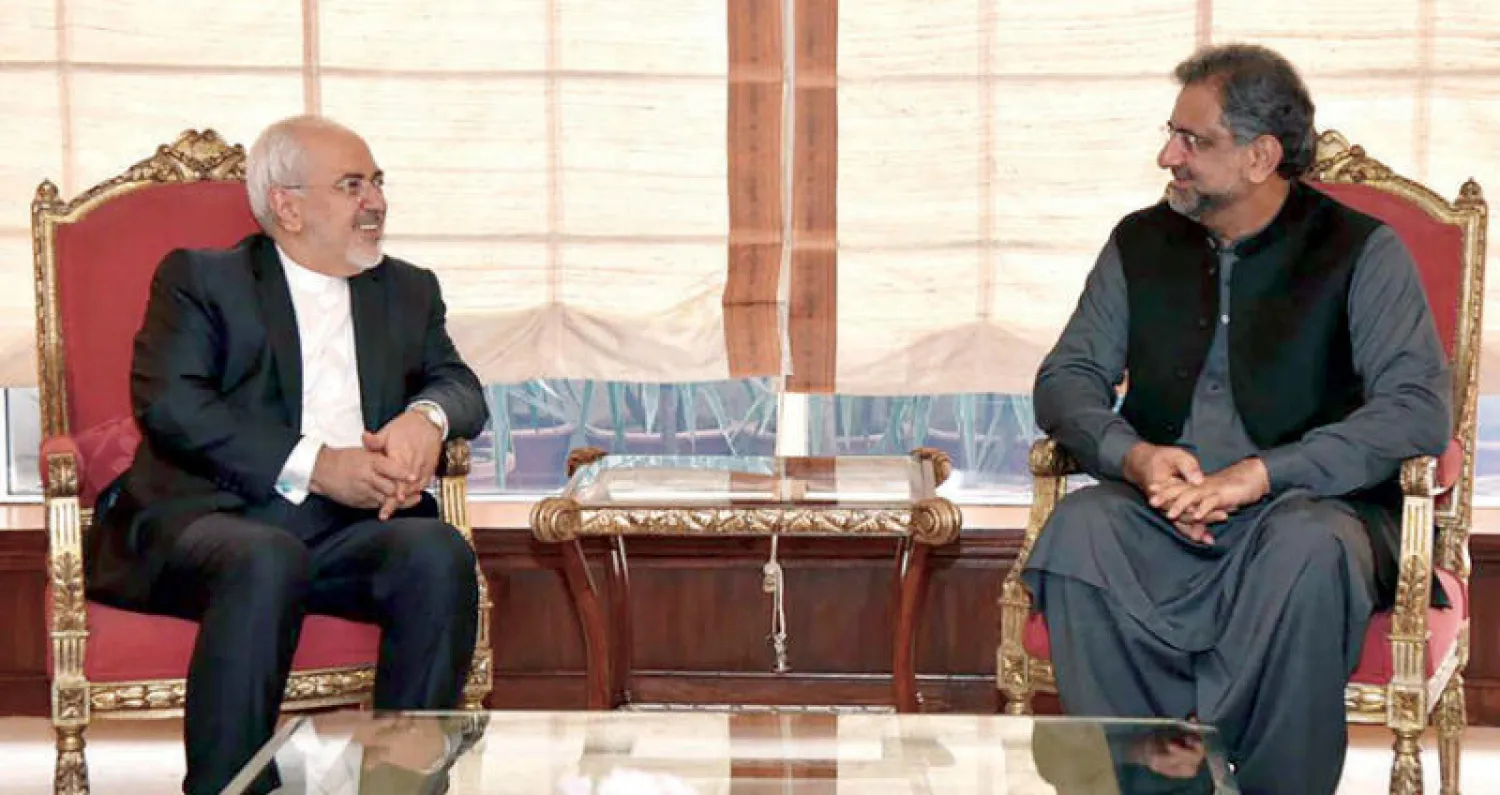 رئيس الوزراء الباكستاني شاهد خان عباسي يستقبل وزير الخارجية الإيراني محمد جواد ظريف في إسلام آباد أمس (أ.ف.ب)