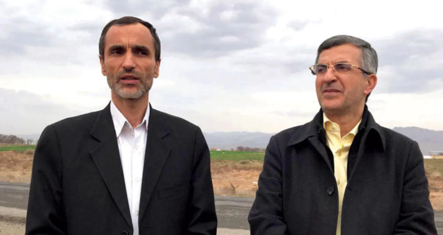 حمید بقائي واسفنديار رحيم مشائي بعد منعهما من دخول قبر رئيس الوزراء الأسبق محمد مصدق في ضواحي طهران الأسبوع الماضي (دولت بهار)