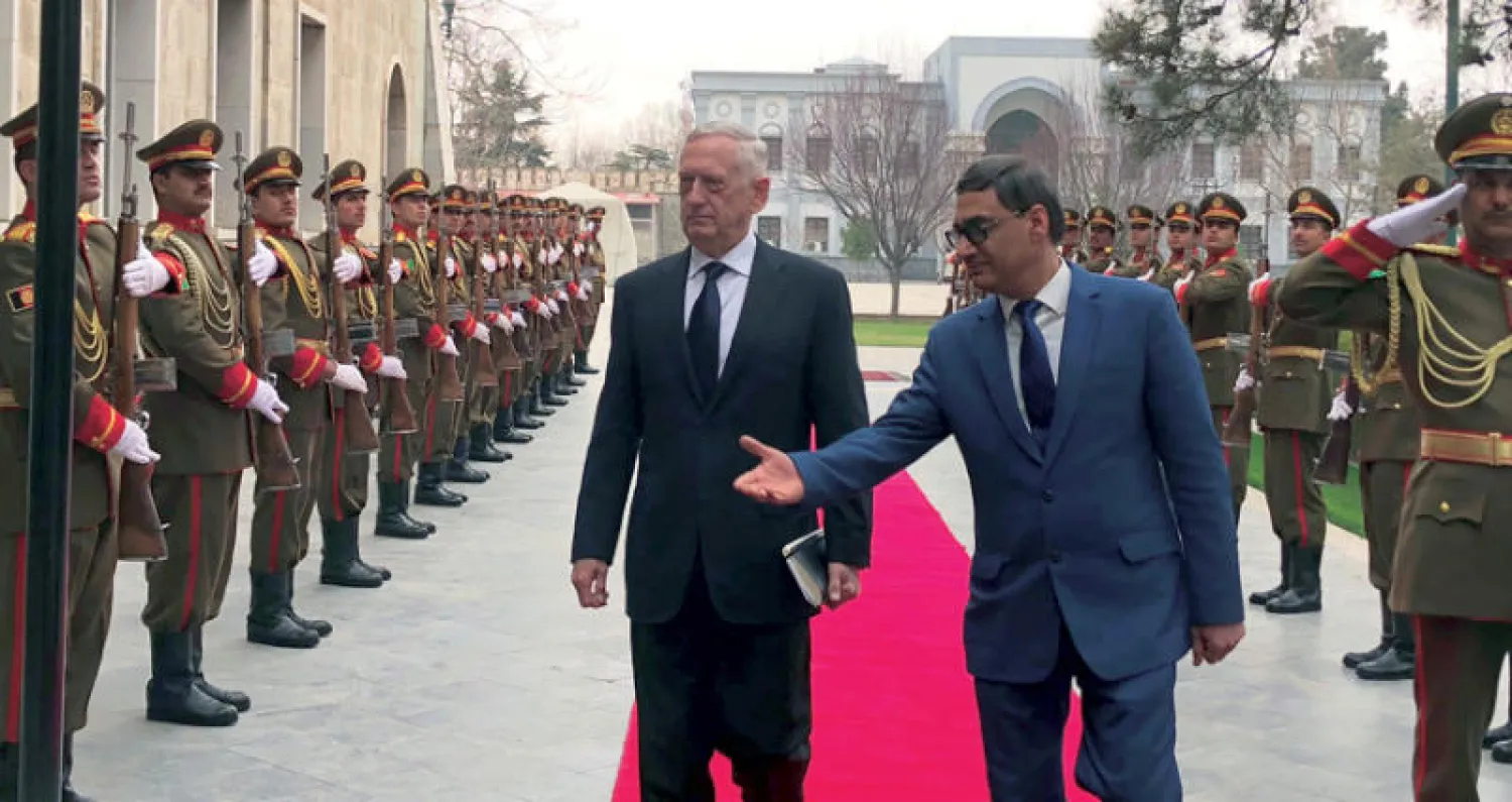 وزير الدفاع الأميركي لدى وصوله إلى قصر الرئيس الأفغاني في كابل أمس (رويترز)