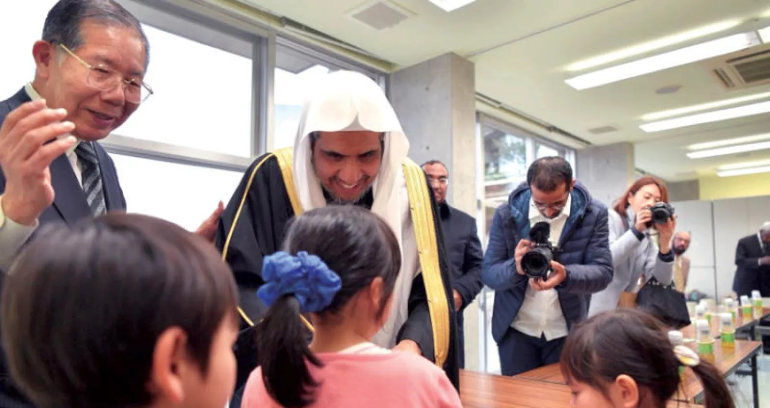 العيسى خلال زيارته مدرسة دار أيتام مدينة سينداي اليابانية (واس)