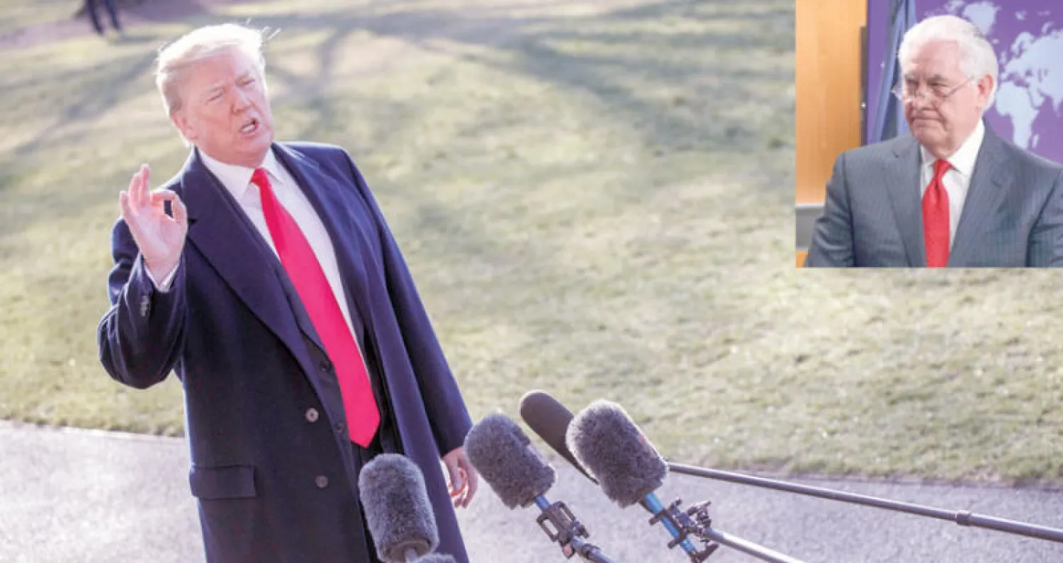 ترمب يعلّق على إقالة وزير خارجيته قبل مغادرته إلى كاليفورنيا... وفي الإطار تيلرسون ملقياً كلمة الوداع أمس (إ.ب.أ)