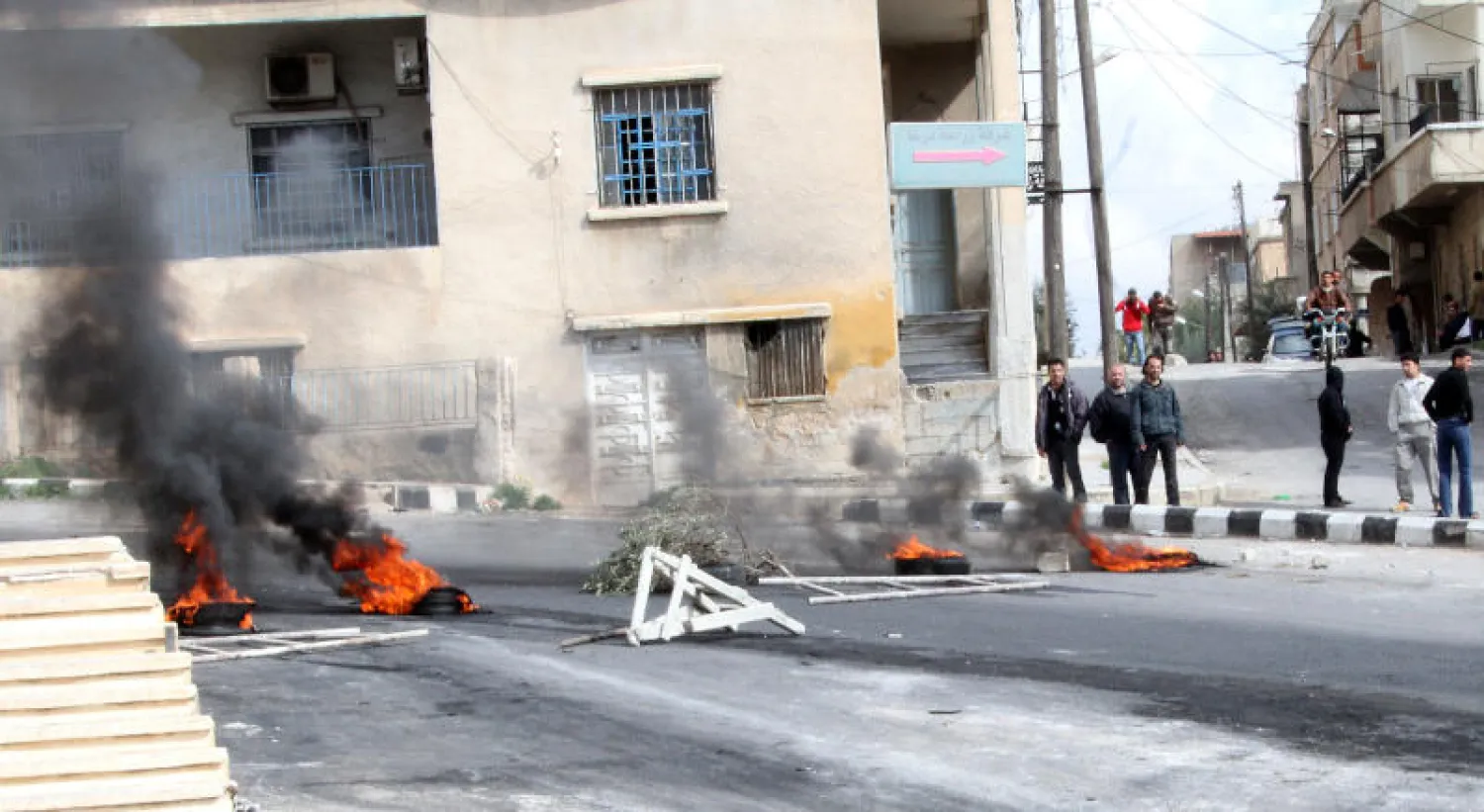 معارضون يقطعون الطرقات في محافظة درعا جنوب سوريا (أ.ف.ب)