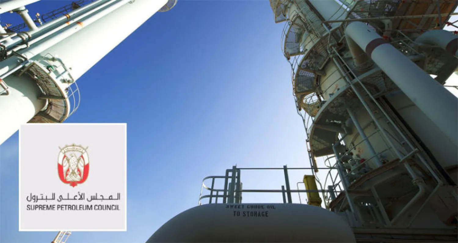 أحد حقول النفط الاماراتية وفي الاطار شعار مجلس الأعلى للبترول   أرشيف («الشرق الأوسط»)