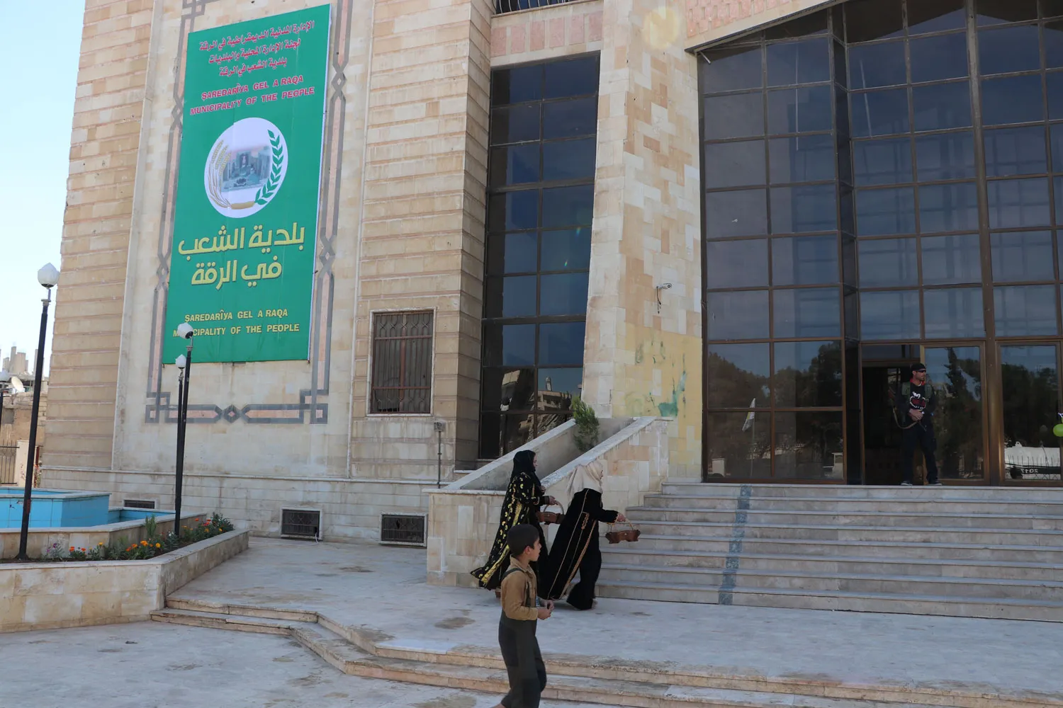 افتتحت بلدية الرقة وبدأت العمل وقامت بتوزيع الحاويات على الاحياء التي السكان إليها، وخصصوا 7 جرارات لنقل القمامة والنفايات