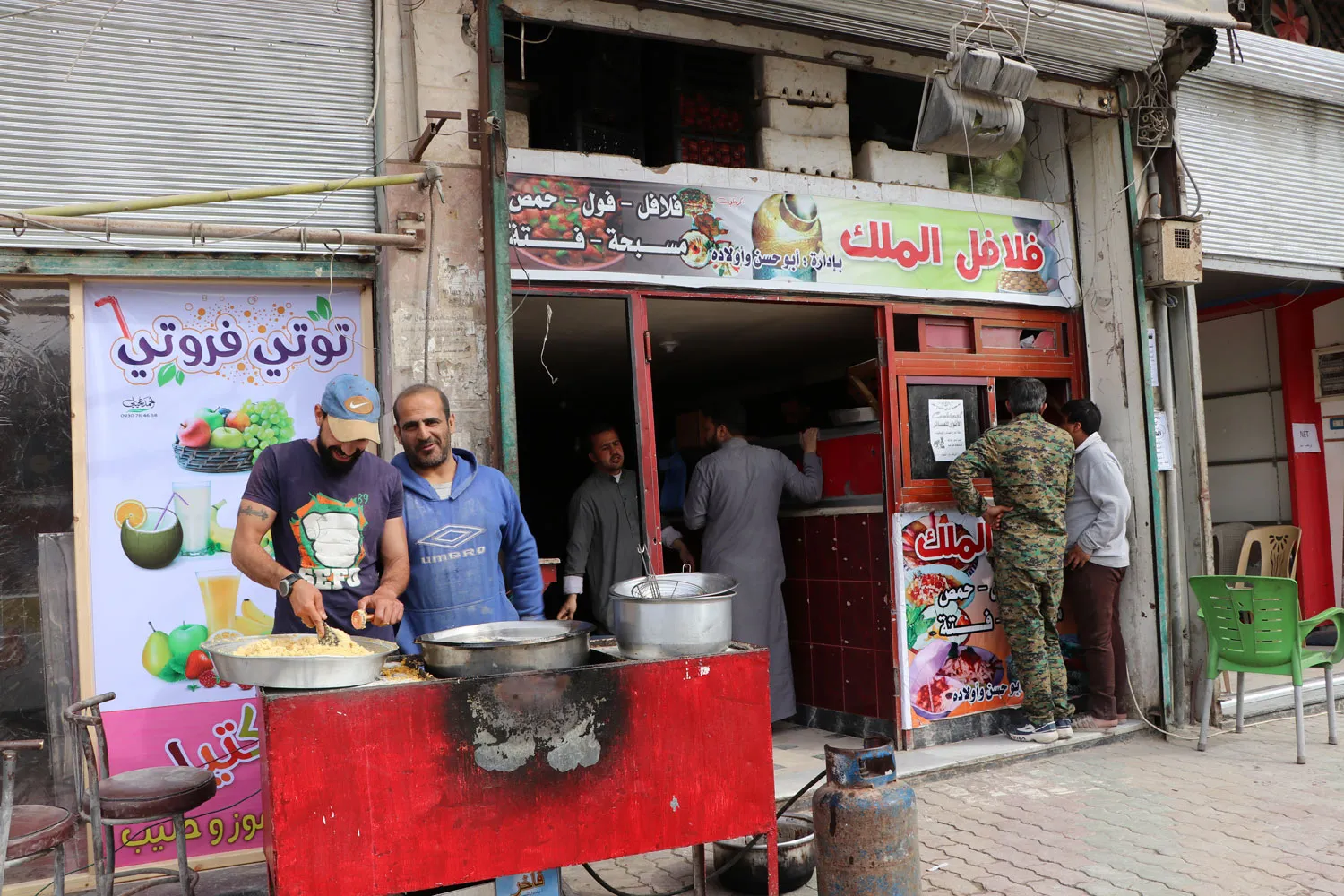 افتتحت محلات مطاعم فلافل الملك المشهورة لدى سكان الرقة، وعاد زبائن المحل الى شراء اطيب المأكولات