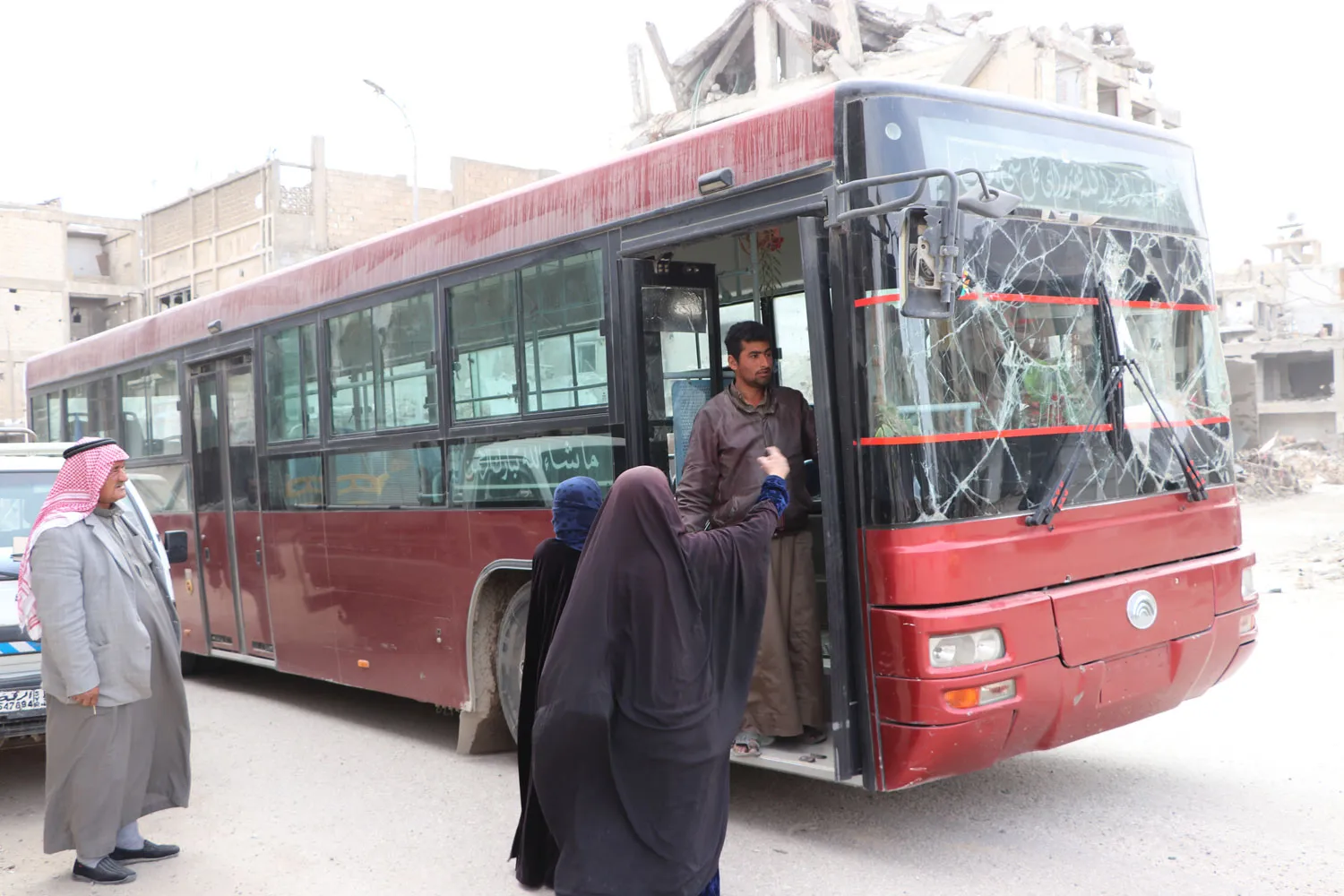 بدأت بلدية الرقة بتسيير حافلات للنقل الداخلي وسط مدينة الرقة، بعد عودة سكانها 