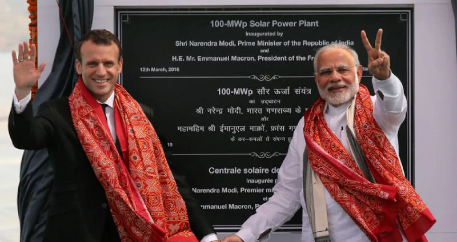 مودي وماكرون لدى افتتاحهما منشأة لإنتاج الطاقة الشمسية في ميزابور أمس (أ.ف.ب)