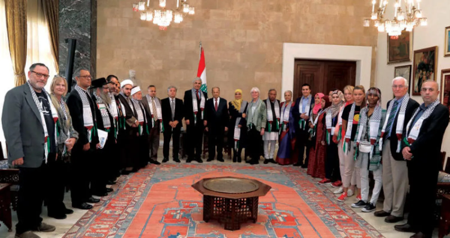 الرئيس عون مستقبلاً وفد «الحملة العالمية لعودة اللاجئين إلى فلسطين» في قصر بعبدا أمس (دالاتي ونهرا)