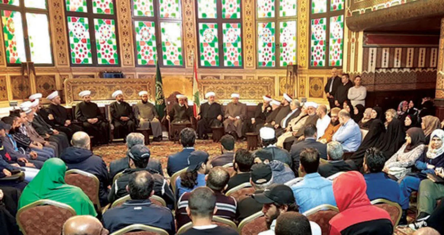 مفتي الجمهورية اللبنانية الشيخ عبد اللطيف دريان متحدثا لأهالي الموقوفين الإسلاميين أمس (الوكالة الوطنية)