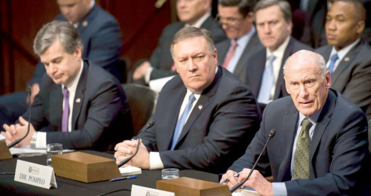 بومبيو يتوسط مدير الـ«إف بي آي» كريستوفر راي (يسار) ومدير الاستخبارات الوطنية دانييل كوتس في جلسة استماع بالكونغرس في فبراير الماضي (واشنطن بوست)
