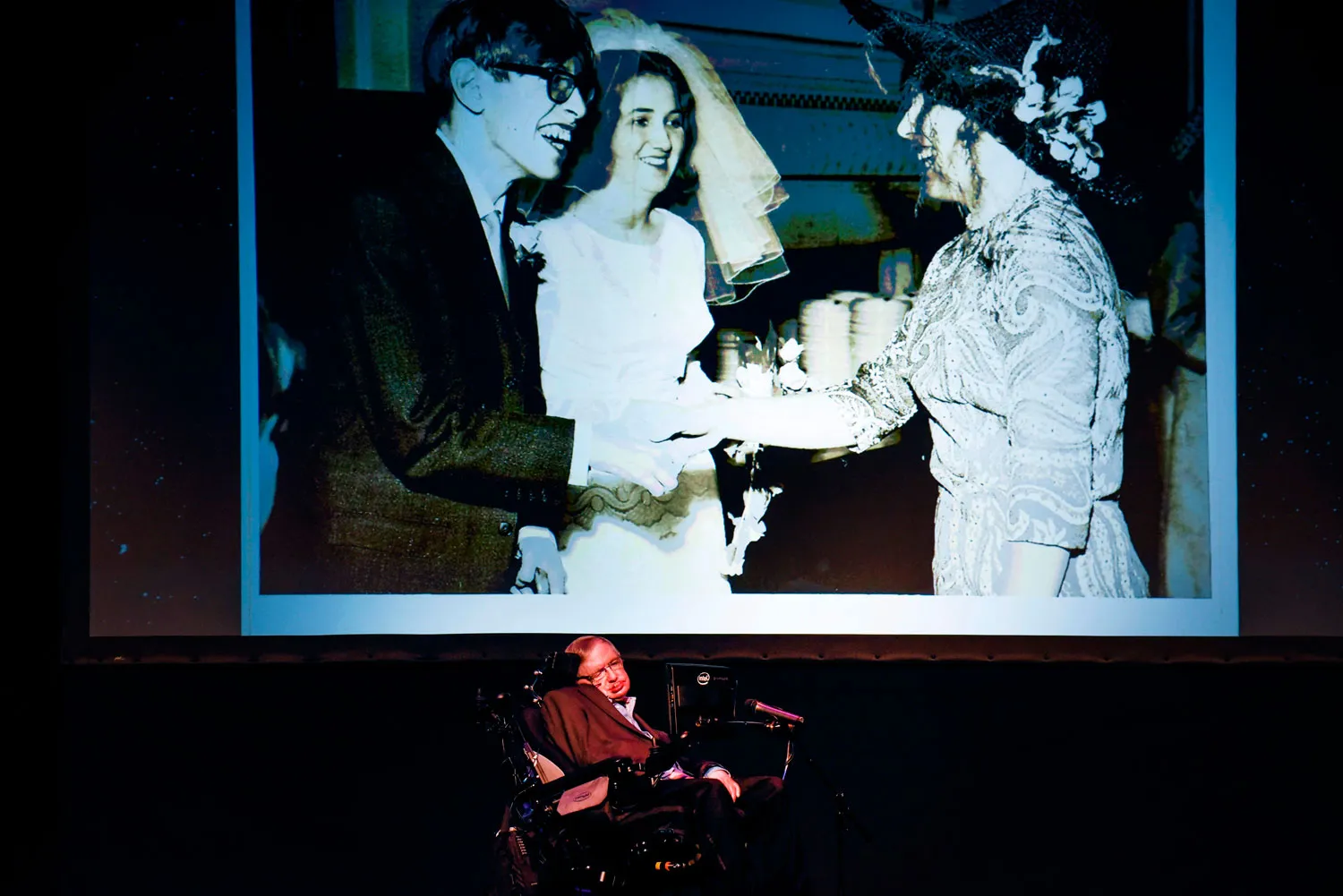 صورة نادرة من حفل زفافه قبل أن يقعده المرض