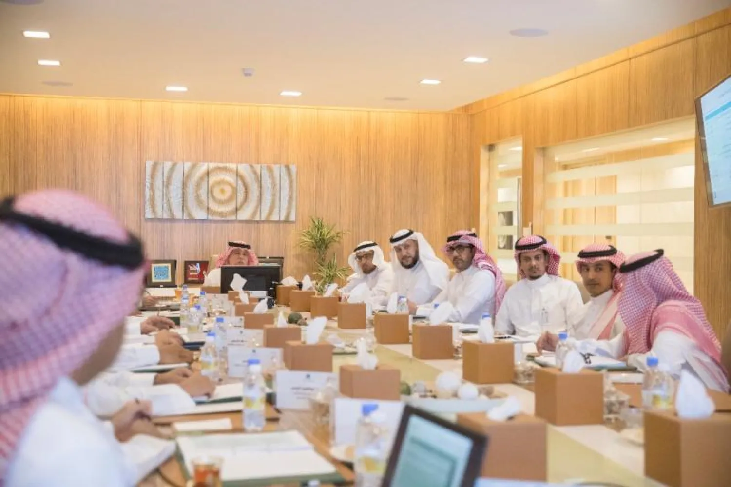 الدكتور القصبي خلال ترؤسه جلسة الهيئة السعودية للملكية الفكرية («الشرق الأوسط»)